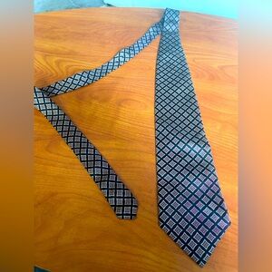 Elegant Geometric Patterned Tie